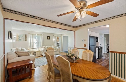 Chili Center House | Charming Colonial Retreat in Chili – Ideal for Families