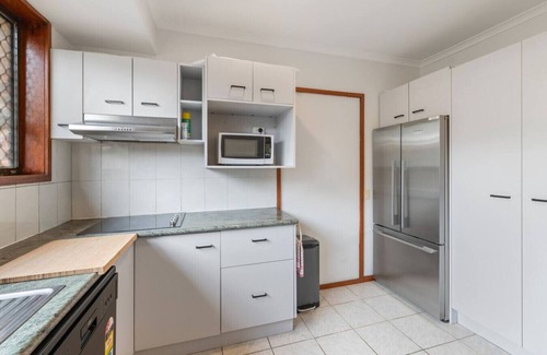 Robertson House | Cozy Comfort: 4BR near Malls and Transport!