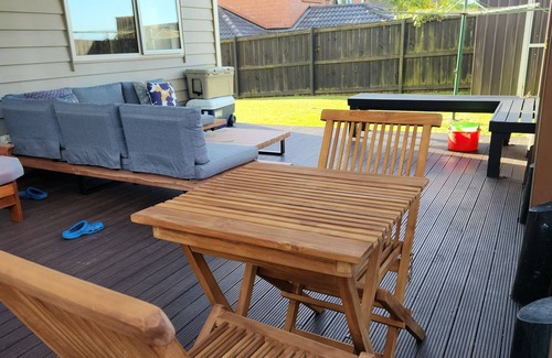 Henderson House | Charming Auckland Retreat with Spa and Breakfast Included