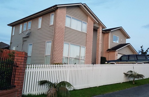 Henderson House | Charming Auckland Retreat with Spa and Breakfast Included