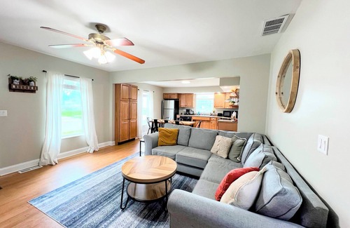 Champaign House | Cozy & comfortable - Stylishly decorated & close to everything!