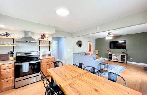 Champaign House | Cozy & comfortable - Stylishly decorated & close to everything!