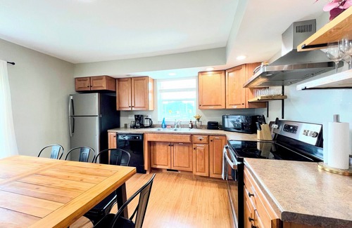 Champaign House | Cozy & comfortable - Stylishly decorated & close to everything!