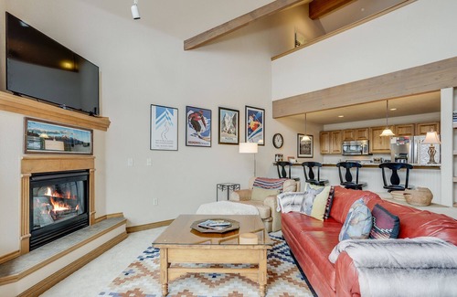 Frisco House | Inviting Retreat with Lake Views and Spa Amenities