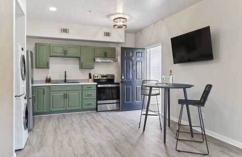 Thunderbolt House | Charming Cottage Retreat with Family and Pet Amenities