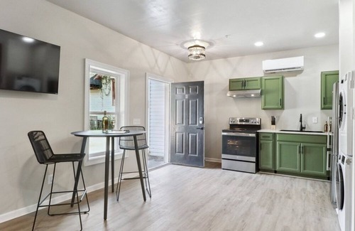 Thunderbolt House | Charming Cottage Retreat with Family and Pet Amenities