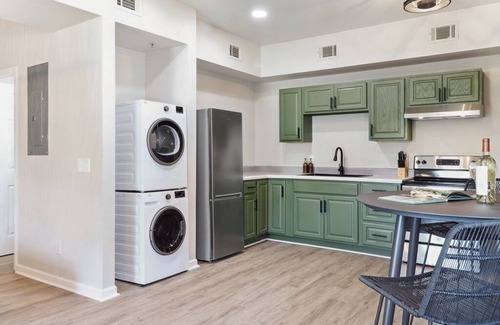 Thunderbolt House | Charming Cottage Retreat with Family and Pet Amenities