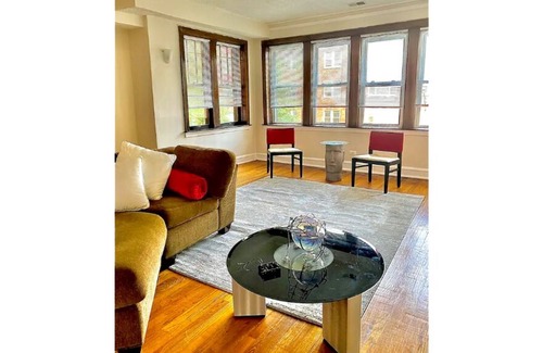 South Shore Condo | Cozy Condo 2 Blocks From Chicago's Lakefront Beach