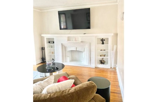 South Shore Condo | Cozy Condo 2 Blocks From Chicago's Lakefront Beach