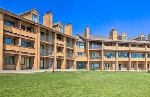 Granby Condo | Cozy Condo, 3 beds, 2 baths, kitchen, near RMNP, Hiking, Golf, Skiing and More!