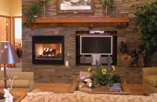 Kohls Ranch Resort | Inviting Condo at Mogollon Rim with Pool & Fireplace