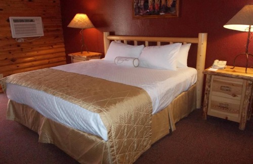 Kohls Ranch Resort | Inviting Condo at Mogollon Rim with Pool & Fireplace