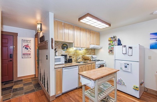 Truckee Apartment | Pet-Friendly Condo Near Village in Serene Forest Retreat