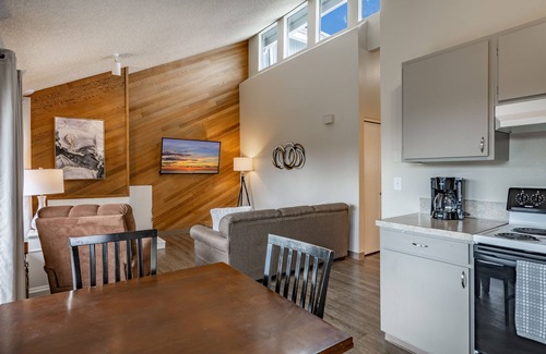 Birch Bay Condo | Inviting Condo with Pool and Spa for Relaxing Getaways
