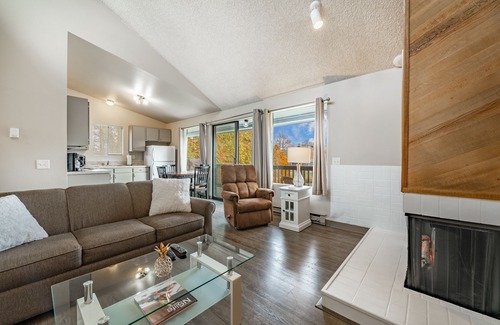 Birch Bay Condo | Inviting Condo with Pool and Spa for Relaxing Getaways