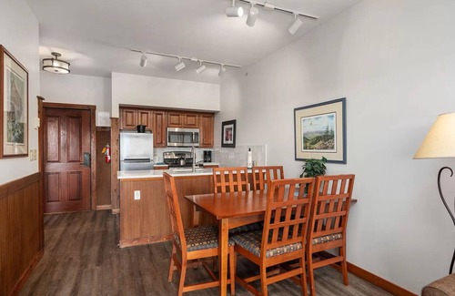 Snowshoe Condo | Cozy Condo Near Main Ski Area with Spa and Hot Tub Access