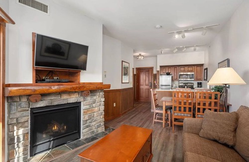 Snowshoe Condo | Cozy Condo Near Main Ski Area with Spa and Hot Tub Access