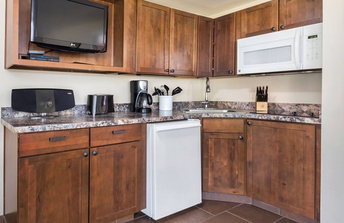 Estes Park Resort | Inviting Condo by Rocky Mountain National Park with Pool & WiFi