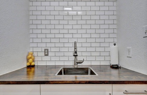 Hyde Park Condo | Inviting Condo Steps from UT/Downtown with Ocean View