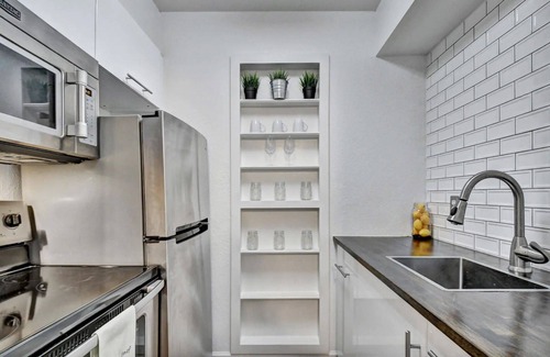 Hyde Park Condo | Inviting Condo Steps from UT/Downtown with Ocean View