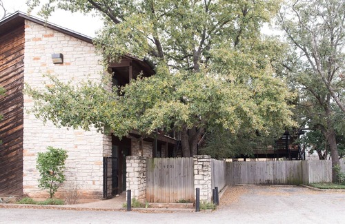 Hyde Park Condo | Inviting Condo Steps from UT/Downtown with Ocean View