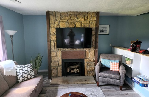 Lawrence Condo | Cozy Condo with community pool near Kansas University