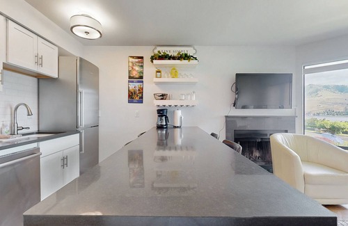 Chelan Condo | Relaxing Condo with Lake & Mountain Views and Pool Access