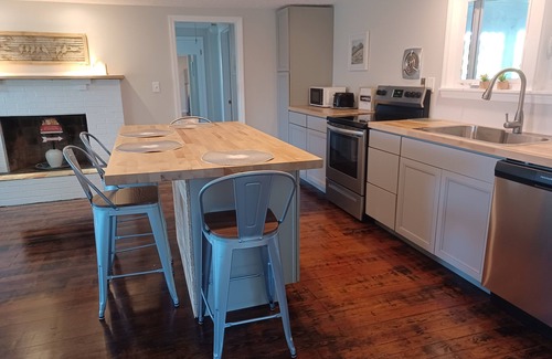 Farmington Cottage | Inviting Corner Cottage: Child-Friendly Stay with Perfect Rating
