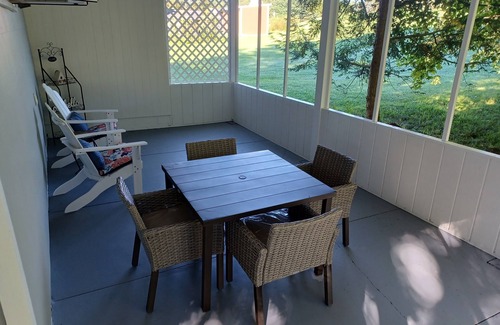 Farmington Cottage | Inviting Corner Cottage: Child-Friendly Stay with Perfect Rating