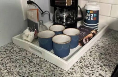 Tallmadge House | Inviting 2BR House with Kitchen & Breakfast for Couples