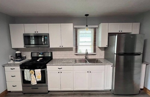 Tallmadge House | Inviting 2BR House with Kitchen & Breakfast for Couples