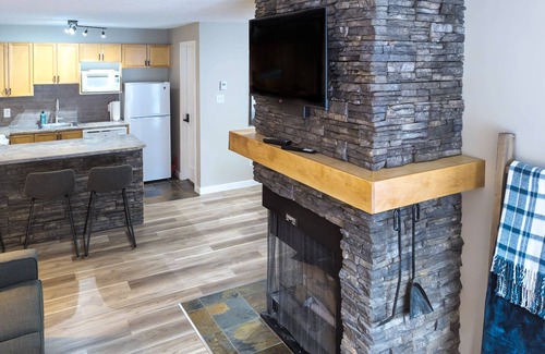 East Kootenay Condo | Mountain Getaway with Hot Tub & Ski In/Out Access
