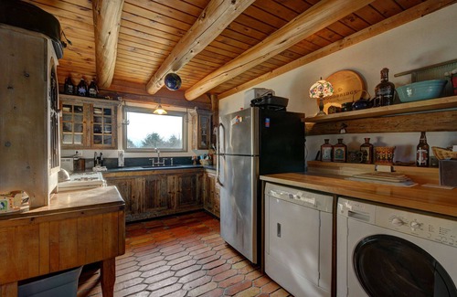 South Shaftsbury House | Idyllic Barn Retreat on 6.5 Acres with Hot Tub & Pool