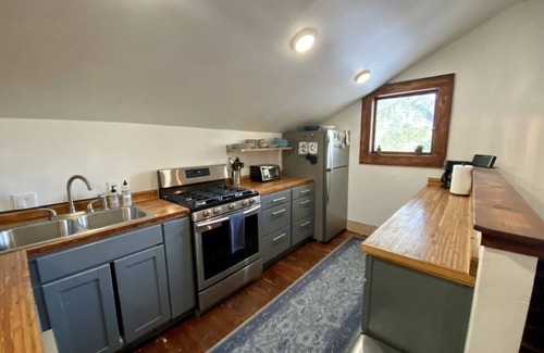 Austin House | Charming Apartment with Kitchen & Breakfast on 6th Street