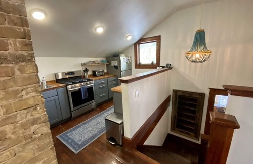 Austin House | Charming Apartment with Kitchen & Breakfast on 6th Street