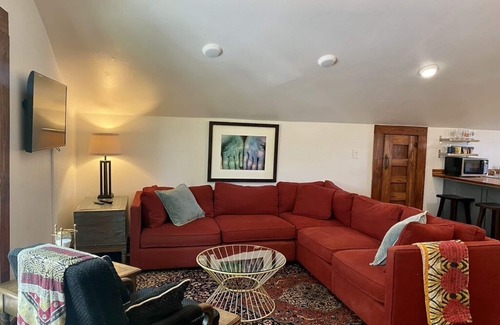 Austin House | Charming Apartment with Kitchen & Breakfast on 6th Street