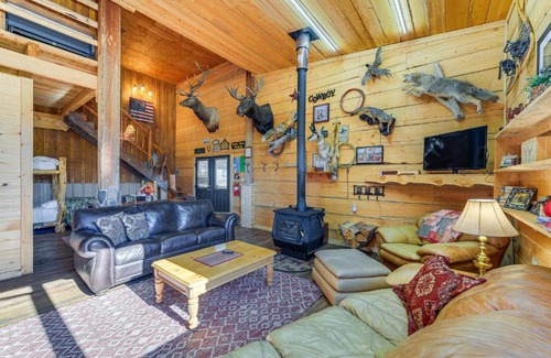 Cora House | Charming Cora Studio Cabin with Wind River Mountain Views