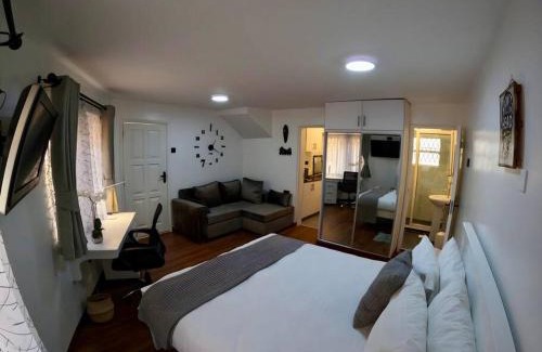 Parklands Apartment | Chic Studio Haven with Breakfast & Family Amenities