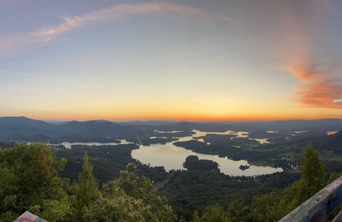 Hiawassee House | Idyllic Mountain Retreat: Pet-Friendly Getaway Near Helen, GA