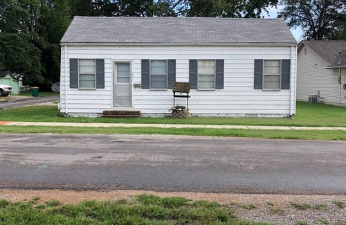 Mascoutah House | Inviting Corner Mascoutah: Pet Friendly with Pool & Spa