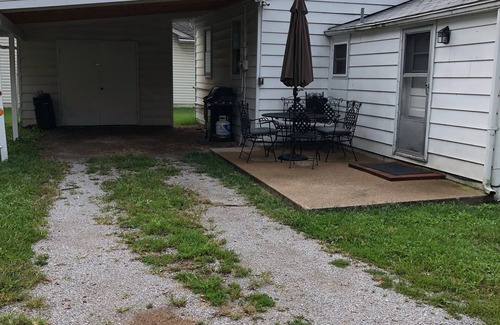 Mascoutah House | Inviting Corner Mascoutah: Pet Friendly with Pool & Spa