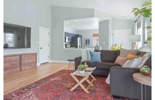 Reno Cottage | Inviting Cottage Near Skiing with Hot Tub - 10/10 Rating