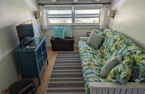 Lake Worth Cottage | Ocean View Studio Minutes from Beach & Downtown - 10/10 Rated