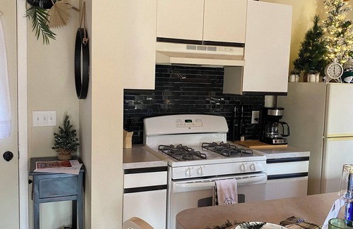 Holland Cottage | Charming Cottage Near Saugatuck with Wood Stove & Kitchen