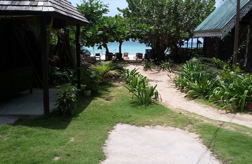West End Resort | Charming Cottage at Firefly with Kitchen and Breakfast Included