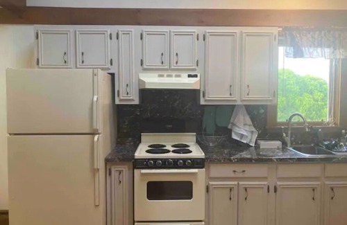 Portsmouth Cottage | Charming Cottage by the Water with Pool Near Downtown Newport