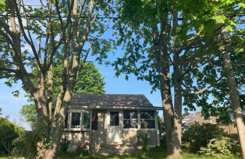 Portsmouth Cottage | Charming Cottage by the Water with Pool Near Downtown Newport