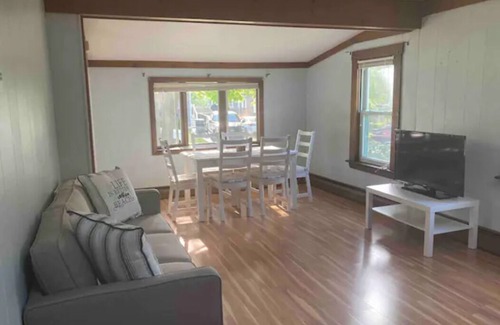 Portsmouth Cottage | Charming Cottage by the Water with Pool Near Downtown Newport