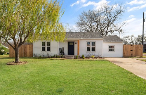 Weston House | Inviting Cottage in Historic Downtown Weston - Guest Rated 10/10