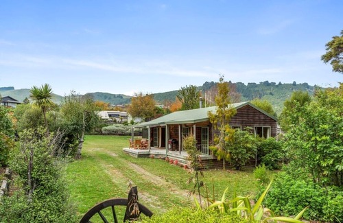 Kinloch House | Inviting Cottage Near Lakefront in Kinloch with Breakfast